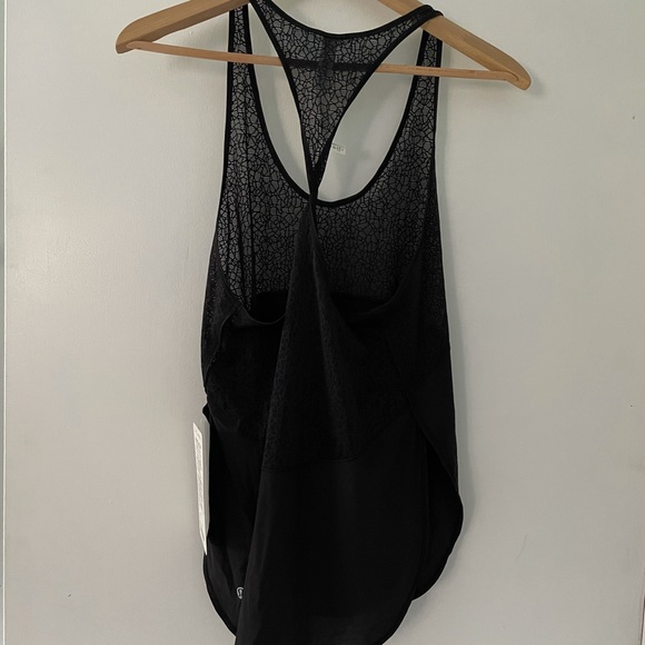 Lululemon Twist and Train tank. Size 6 - Picture 5 of 7